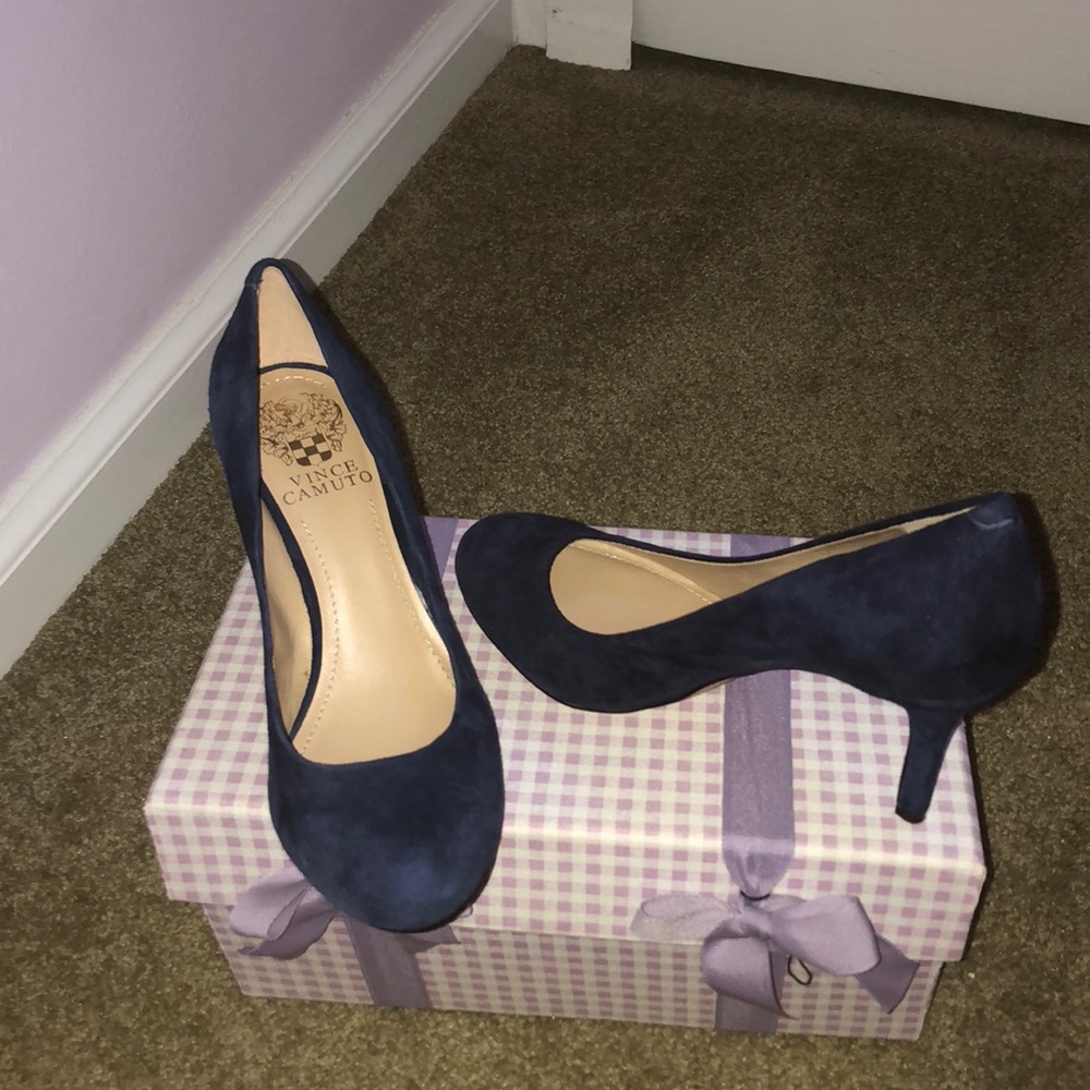 Vince Camuto navy suede heel